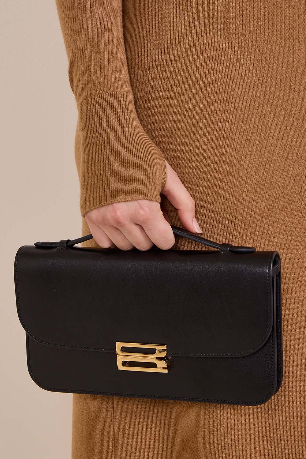 תמונת כל הלוק של תיק נשיאה דוריאן מידי